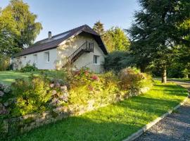 Grande maison sur parc arboré，位于Sainte-Croix-sur-Aizier的酒店