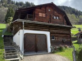 Casa Cavardiras - Historic Chalet from 1862，位于Cavardiras的酒店