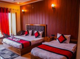 THE Grahil Hotel & Restaurant !Awarded Hotel ! BALCONY ROOMS With BEST Valley View Roof top Cafe ! Near JW Marriott Mussoorie，位于穆索里的酒店