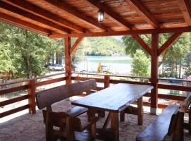 &Scaron;ebov Konak Uvac Zlatar，位于新瓦罗什的海滩酒店