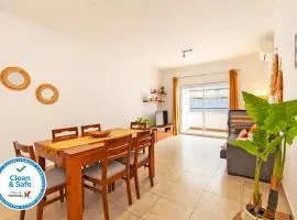 A04 - Large Modern 1 Bed Apartment with pool