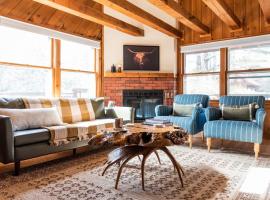 New! Designer 3BR Cabin Walk to Pond Mtn Views，位于泊鲁的酒店