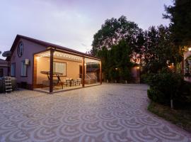 Caspian Colorful Villas-Pink House，位于连科兰的酒店