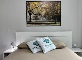Quarto Suíte com TV, AR quente-frio e sacada em casa com jardim