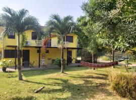 Au Petit Canal Fleuri，位于Rémiré的酒店