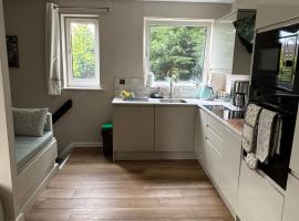 Warren Hey - Lovely 1 bedroom property with garden，位于威姆斯洛的酒店