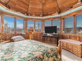 Clarks Summit Gem w/ Private Yard & Parking，位于克拉克萨米特的酒店