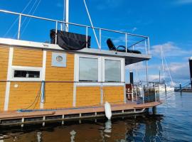 ÖKO Budget Hausboot Retreat Mondschein，位于施特拉尔松德的酒店