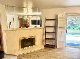 3BR 2BR West Hills Retreat Heart of the Valley near Malibu and Freeway，位于Hidden Hills的酒店