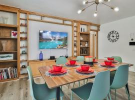 West Hills 3BR 2BR Home High Speed Ideal Temporary Stay Dedicated workspace，位于Hidden Hills的酒店