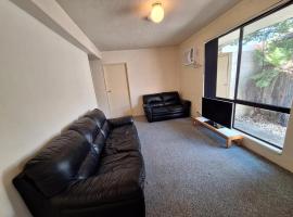 Budget Friendly 3 Bedroom Apartment，位于Lavington的酒店
