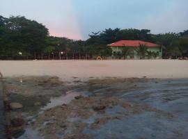 Magic's Place Beach Resort，位于Saavedra的酒店