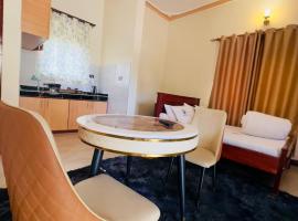 Golden hotel and apartments，位于姆巴拉拉的酒店