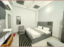 Hotel P&Palace Guest House Near Shri Kashi Vishwanath Temple - Free Wifi and Parking Facilities - Fully Air Conditioning- Best Hotel，位于瓦拉纳西的酒店