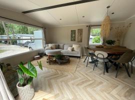 Wild Flower Wellness met privé Sauna en Hottub in prachtige tuin met overkapping，位于洪德洛的酒店