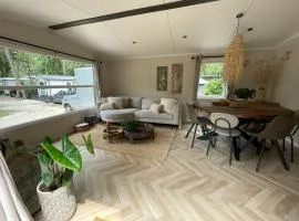 Wild Flower Wellness met privé Sauna en Hottub in prachtige tuin met overkapping