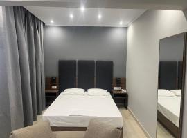 Hotel Costis，位于普托莱迈达的带停车场的酒店