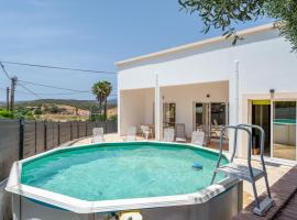 Bright 3BDR House with Pool by Lovelystay，位于波尔蒂芒的酒店