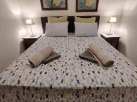Double bed with breakfast included minutes away from Bordeaux Centre