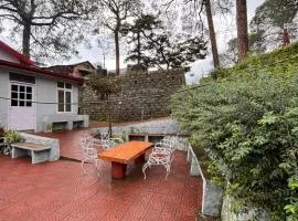 The Heritage manor l on mall road Kasauli l Private Lawn l 2 Min walk to heritage market