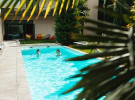 Logis H&ocirc;tel Victor Hugo & Spa，位于贝桑松的带热水浴缸的酒店