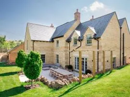 Willowbrook House- A luxurious countryside retreat set in an idyllic & desirable location close to Soho Farmhouse and lots of Cotswold attractions - Dogs welcome