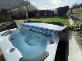 Pass the Keys The Cabin Dog Friendly Haven with Hot Tub Sleeps 4