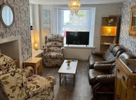 Spacious, sleeps 7, two baths, central Saltash