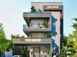 The Moon Hotel，位于Quảng Trach的酒店