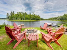 Dock, Fire Pit Historic Lakefront Cabin in Mercer，位于Mercer的酒店