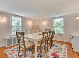 Cottage-Chic Retreat Less Than 1 Mi to Connecticut River!，位于East Haddam的酒店