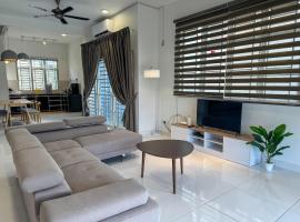 Legoland Bukit Indah 10 mins 3 rooms large space Family room，位于振林山的酒店