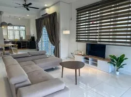 Legoland Bukit Indah 10 mins 3 rooms large space Family room