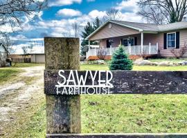 Sawyer Farmhouse -Spacious Retreat with 5 Bedrooms，位于Sawyer的酒店