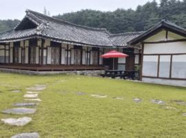 Gangneung Hakdong Hanok Pension，位于江陵市的韩屋