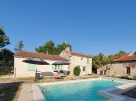 Charmant Gîte avec Piscine Privative et Terrasse à Charroux, Village Médiéval - FR-1-489-394，位于Charroux-dʼAllier的酒店