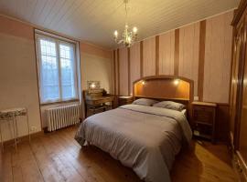 Gîte chaleureux avec terrasse, idéal pour randonnées et activités à la Montagne bourbonnaise - FR-1-489-496，位于Ferrières-sur-Sichon的酒店