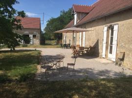 Gîte familial avec piscine partagée et jardin tranquille - FR-1-489-557，位于Meillard的酒店