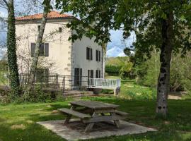 Gîte au Moulin: confort moderne avec terrasse et WIFI - FR-1-653-271，位于Saint-Maurice-des-Lions的酒店