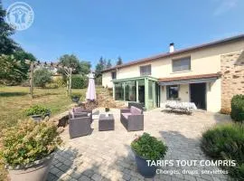 Gîte de charme avec terrasse, jardin et jeux - tout inclus, lits faits, linge fourni à Saint-Galmier - FR-1-496-300