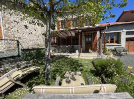 Maison cocooning à la montagne - activités nature, cheminée, jardin clos, animaux bienvenus - FR-1-489-448，位于Laprugne的酒店