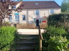 Grand gîte familial avec terrasse et animaux acceptés à Louroux - FR-1-489-569