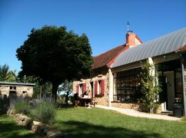 Fermette rénovée avec charme Bourbonnais, jardin arboré, clim, Wifi, animaux acceptés, proche Commentry - FR-1-489-228，位于Beaune dʼAllier的酒店