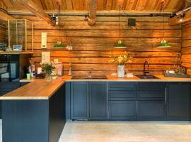 Historic Cabin By The Ski Trail In Østmarka，位于Omberg的酒店