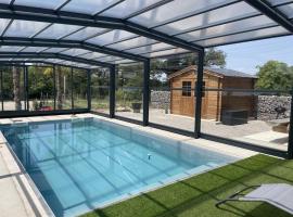 Gîte rénové avec piscine chauffée couverte, climatisation, proche randonnées et attractions locales - FR-1-489-471，位于Couzon的酒店