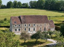 Gîte familial de charme pour 13 pers. avec cheminée historique, terrasse, jardin et 3 salles d'eau. - FR-1-497-209，位于La Mesniere的酒店
