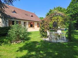 Maison familiale avec jardin clos près du Haras National du Pin - FR-1-497-173，位于Le Merlerault的酒店