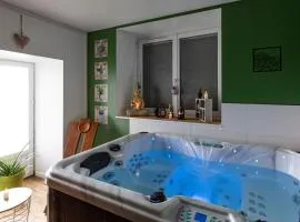 Gîte Chabrignac, jacuzzi et sauna privatif, piscine chauffée partagée, Wifi, salle de jeux