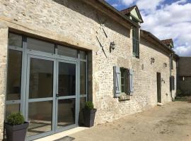 Grande maison familiale avec jardin clos, ping-pong et proche châteaux UNESCO - FR-1-491-402，位于Prénouvellon的酒店