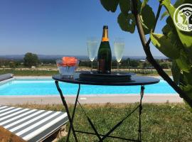 Charmant gîte avec terrasse et piscine, ferme familiale, produits locaux, animaux acceptés - FR-1-496-143，位于Saint-André-dʼApchon的酒店